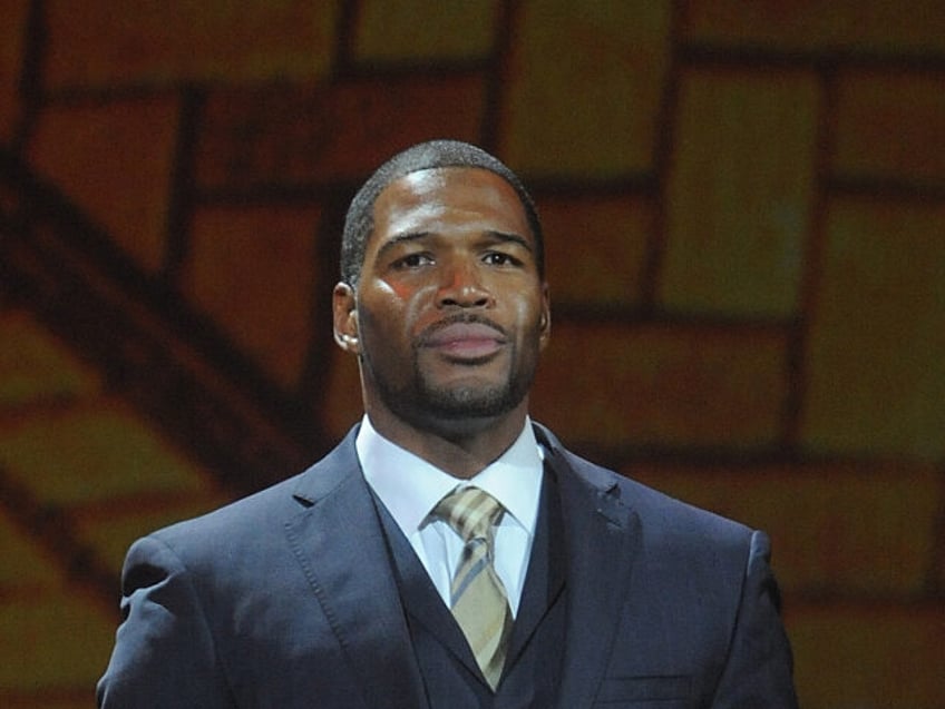 Michael Strahan speaks at The Robin Hood Foundation's 2014 Benefit at the Jacob Javit