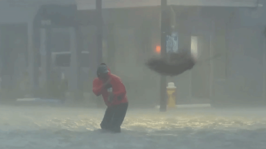 fox weather reporter caught in strong flood water dodges palm tree debris