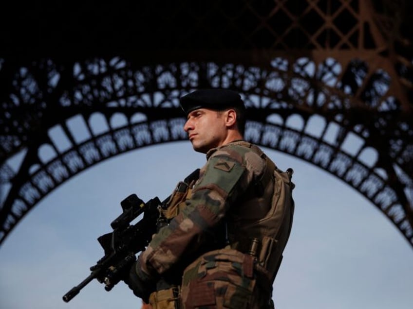 france mobilizes 7000 soldiers following suspected islamist stabbing attack