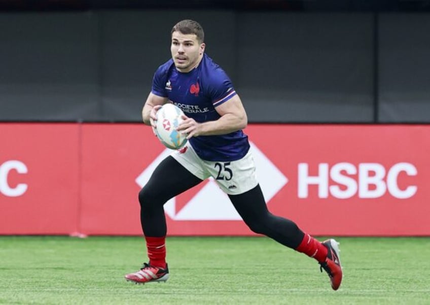 Antoine Dupont of France runs up field in France's victory over the United States in day o