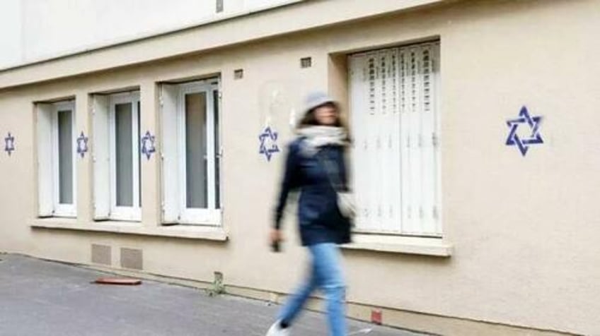 france says russian intelligence behind antisemitic graffiti campaign