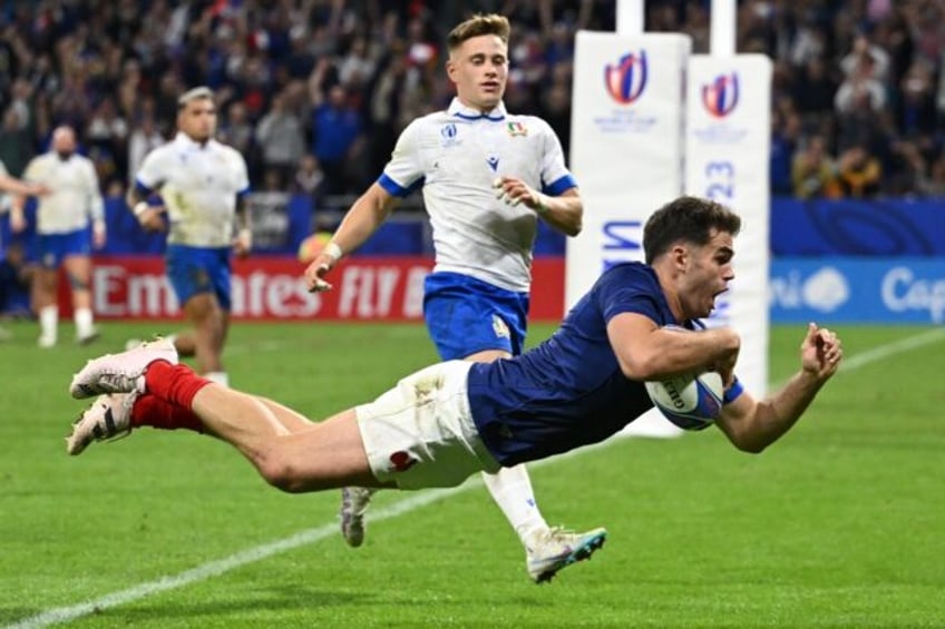 france thrash italy to reach rugby world cup quarters