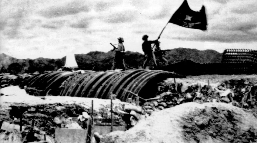 UNSPECIFIED : vietminh flag flying over french position (of General de Castries) may 07, 1954 during final assault of the battle of Dien Bien Phu, Vietnam War (Photo by Apic/Getty Images)