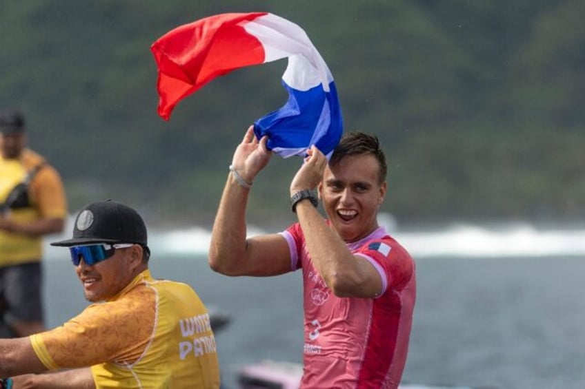 Kauli Vaast celebrates winning men's surfing gold