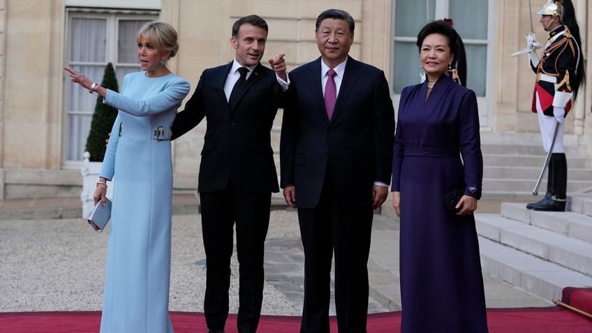 French President Emmanuel Macron and his wife Brigitte Macron pose with China's President Xi Jinping and his wife Peng Liyuan