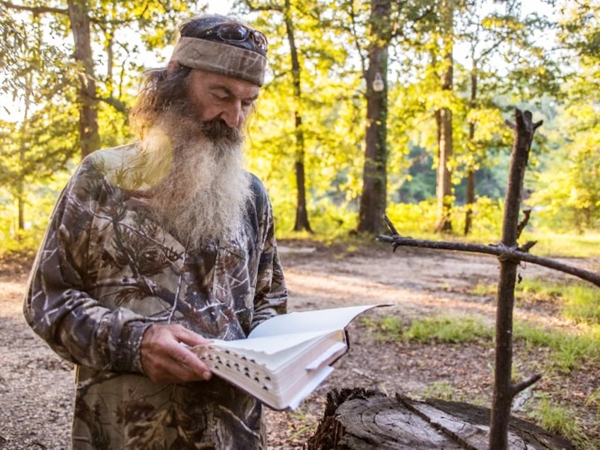 franklin graham duck dynasty star phil robertson needs prayer for health issues