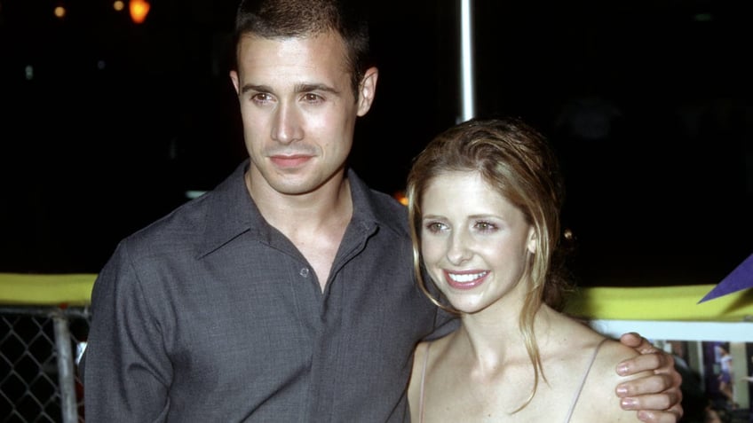 sarah michelle gellar and freddie prinze jr in 2001