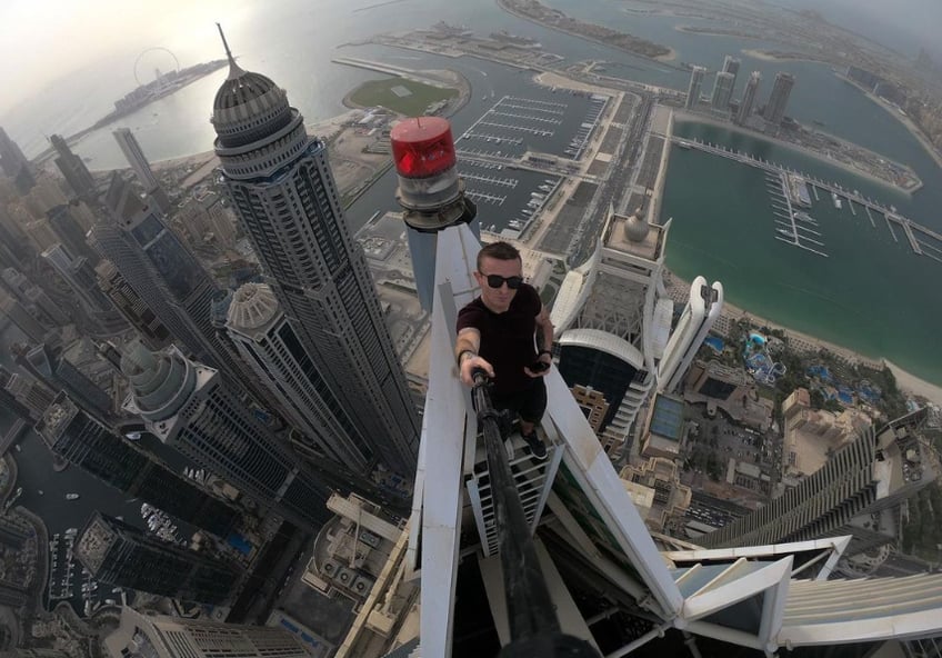 french daredevil falls to his death from hong kong skyscraper