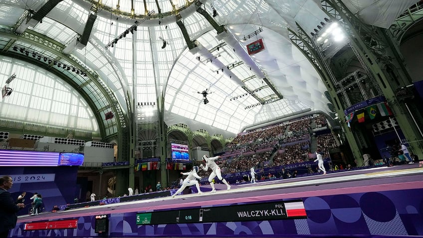 Ysaora Thibus in a foil event