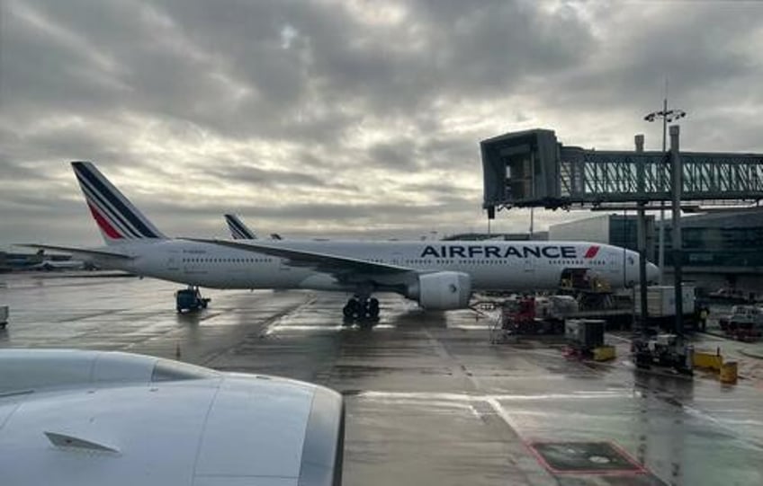 french pilots to go on strike against governments proposal to ban strikes