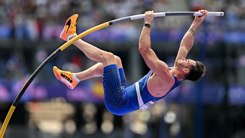 Anthony Ammirati vaults