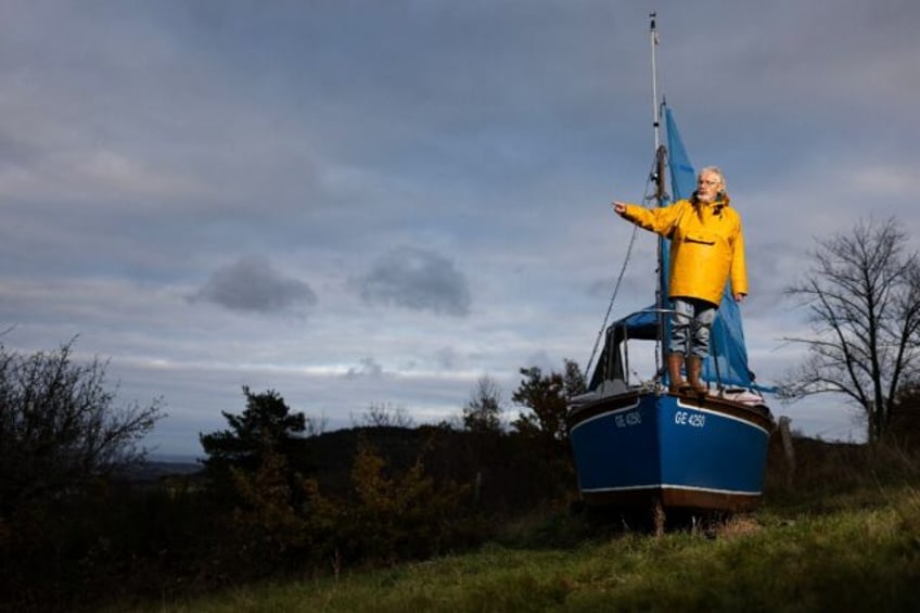 frenchman sails around the world in 80 days on dry land