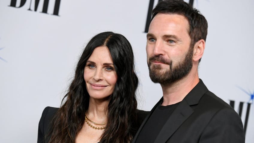 friends star courteney cox was blindsided when fiance dumped her just one minute into therapy session