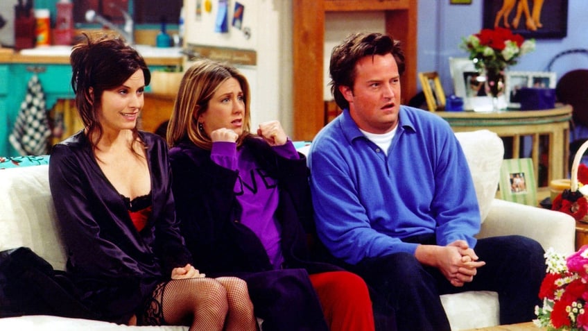 Courteney Cox, Jennifer Aniston and Matthew Perry in "Friends"