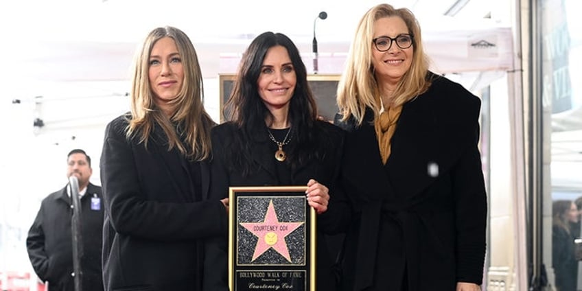 friends stars jennifer aniston courteney cox reveal special nicknames on lisa kudrows 60th birthday