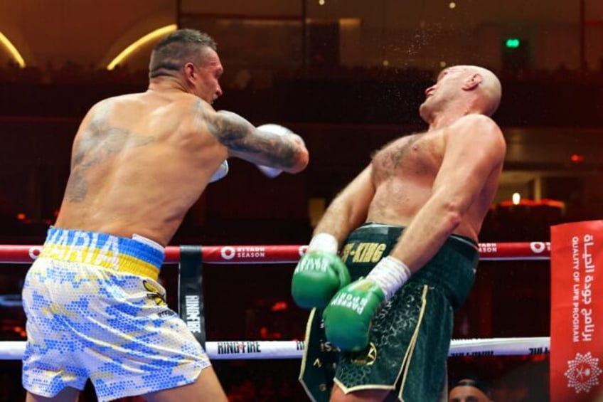 Oleksandr Usyk has Tyson Fury reeling during their undisputed heavyweight championship fig