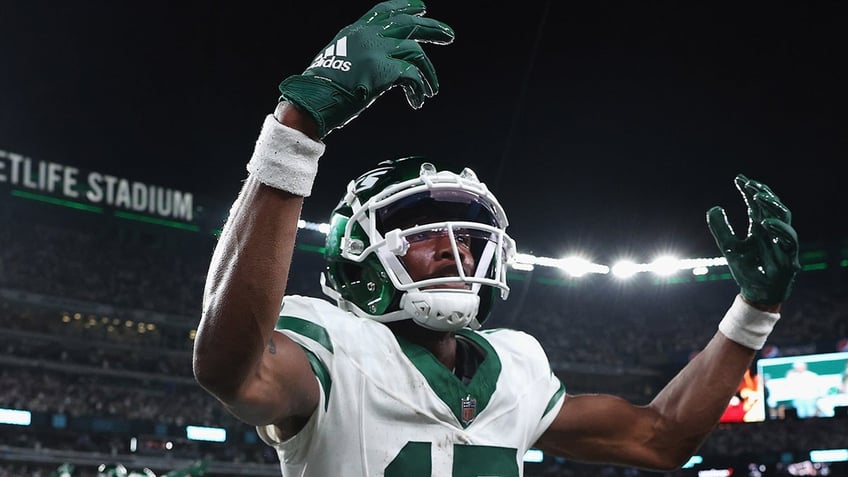 garrett wilson makes unbelievable acrobatic catch for jets first touchdown of season