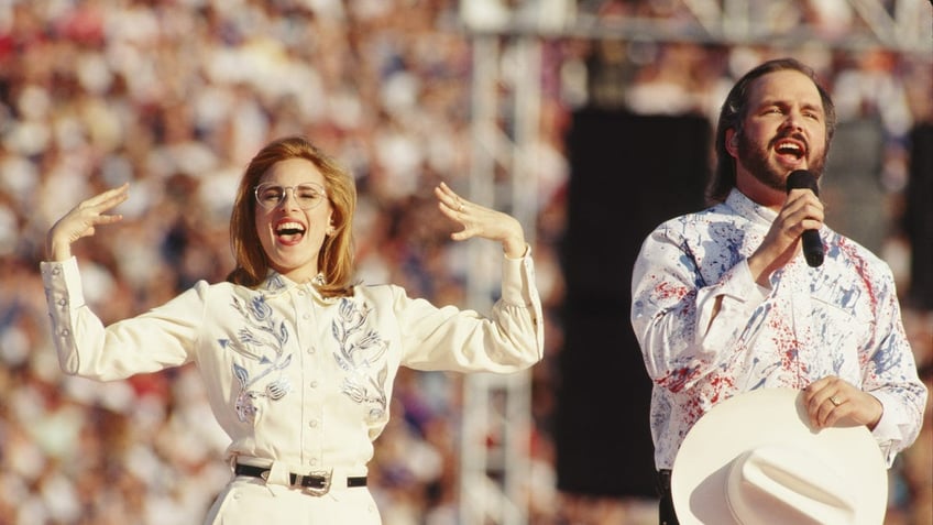 Marlee Matlin performing in American Sign Language alongside Garth Brooks