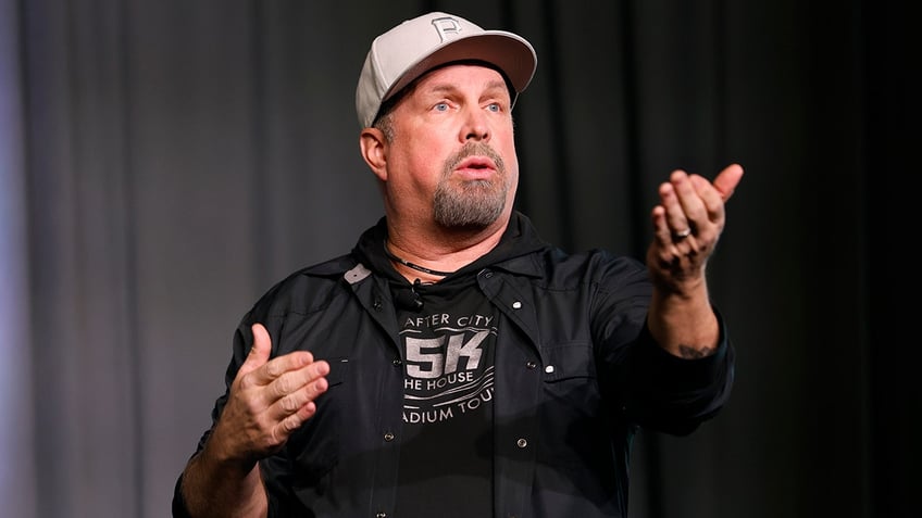 garth brooks working with nashville police to build station next to his new bar