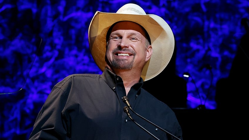 garth brooks working with nashville police to build station next to his new bar