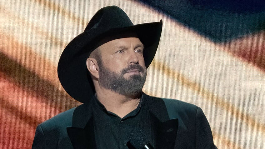 garth brooks working with nashville police to build station next to his new bar