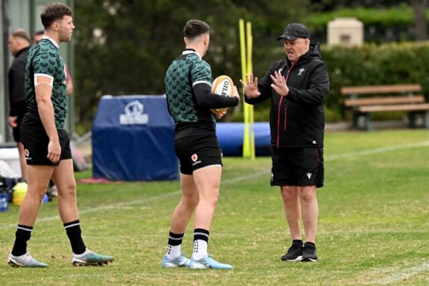 Wales coach Warren Gatland (R) speaks to his players at training in Melbourne