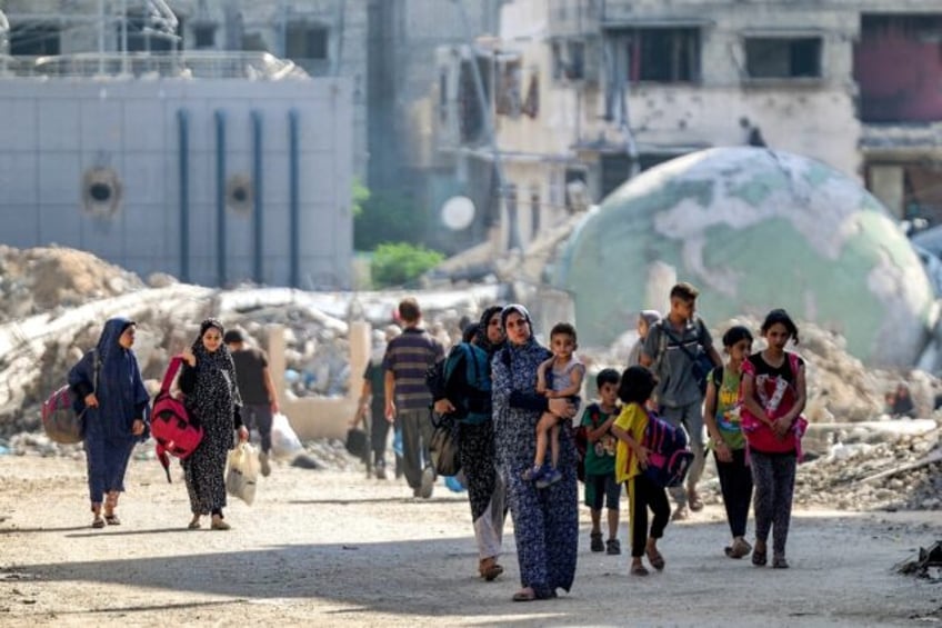 Palestinians leaving the Gaza City district of Al-Tuffah, under a new Israeli evacuation o