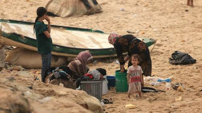 gazans face daunting task of finding water as bombs fall disease spreading