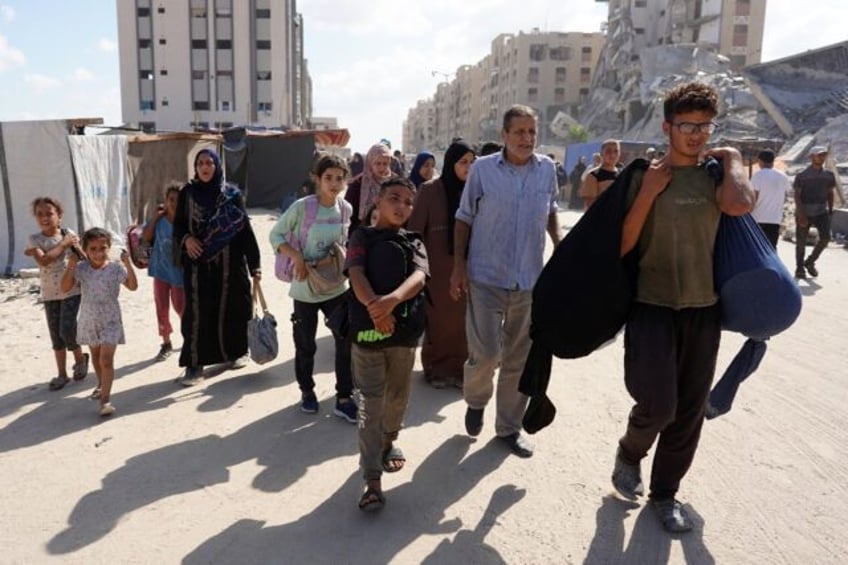 Palestinians families flee the Hamas neighbourhood in Khan Yunis following a new Israeli e