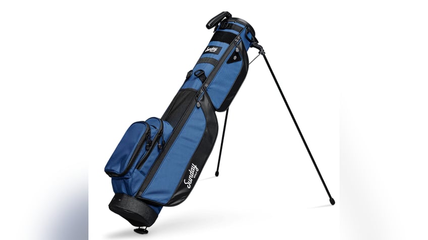 A good golf bag makes it easy to carry your clubs. 