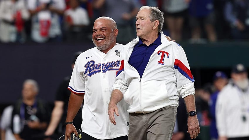 george w bush throws out ceremonial first pitch before game 1 of world series