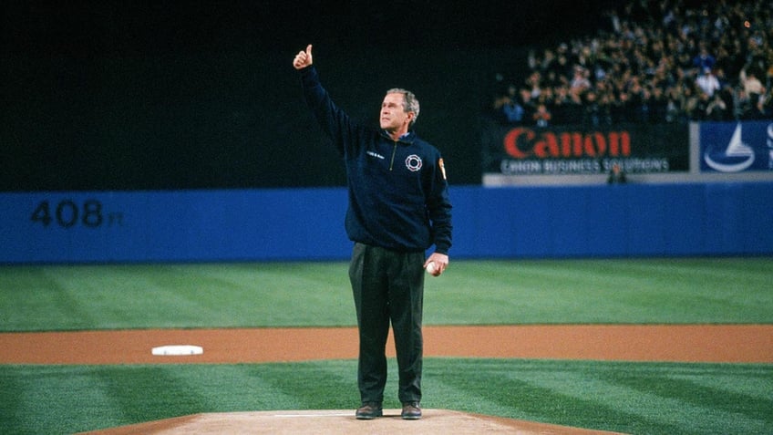 george w bush throws out ceremonial first pitch before game 1 of world series