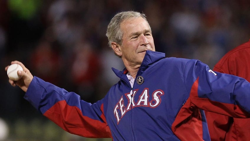 george w bush throws out ceremonial first pitch before game 1 of world series