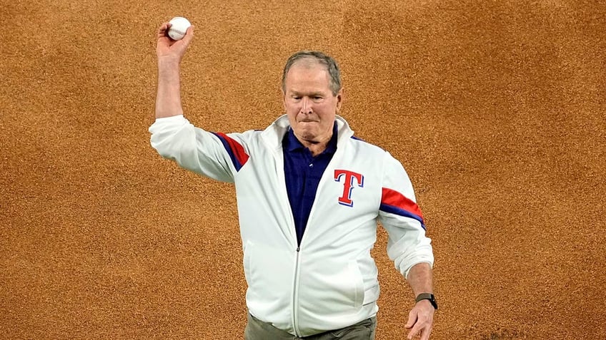 george w bush throws out ceremonial first pitch before game 1 of world series