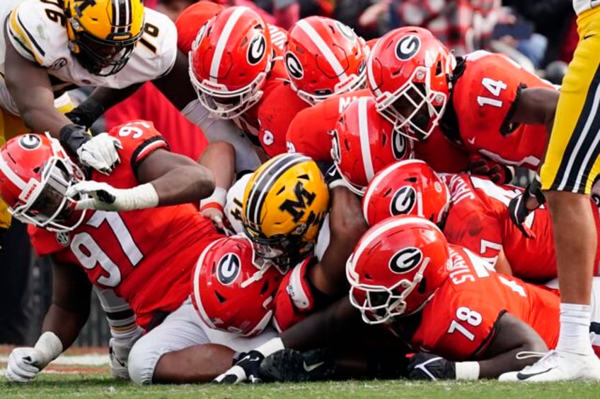 georgia begins quest for 3rd straight championship as no 1 in ap top 25 michigan ohio state next