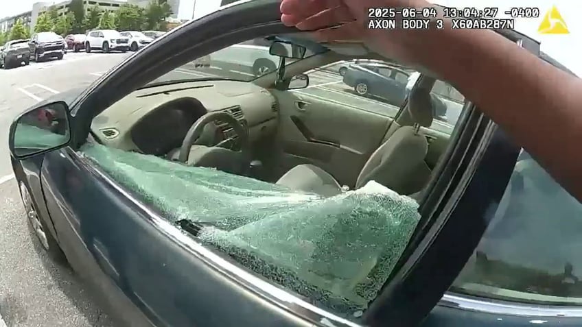 georgia police officer busts car window to rescue children