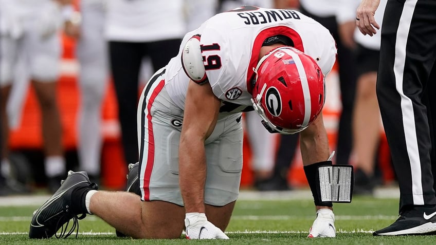 georgias brock bowers may miss at least 4 weeks after ankle surgery report