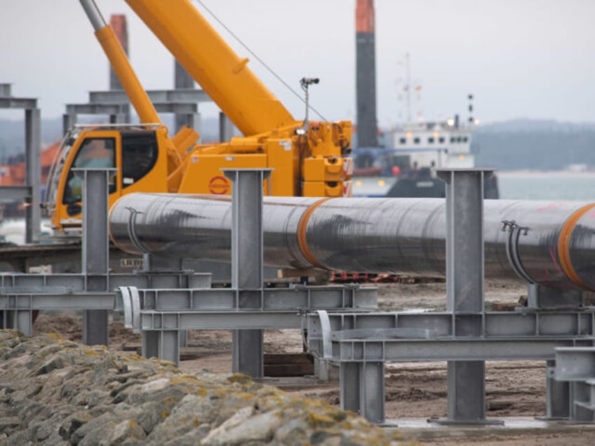 PRODUCTION - 18 December 2023, Mecklenburg-Western Pomerania, Sassnitz-Mukran: Large pipes lie on the Deutsche Regas construction site for the Rügen LND terminal in the port of Mukran. The operating company Deutsche Regas is facing a fine for construction work for the liquefied natural gas (LNG) terminal in Mukran on the …