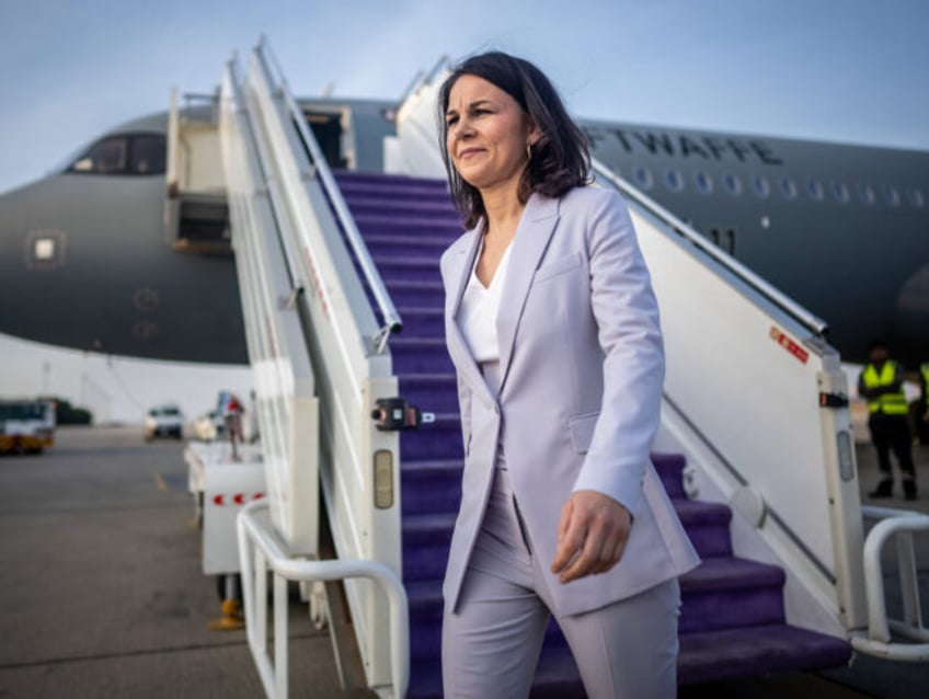 dpatop - 24 January 2024, Saudi Arabia, Dschidda: Annalena Baerbock (Bündnis90/Die Grünen), Foreign Minister, disembarks from the A321LR of the Air Force Air Wing at the airfield in Jeddah. On the way to Djibouti in East Africa, the Airbus of the air force's air readiness unit was not allowed to …