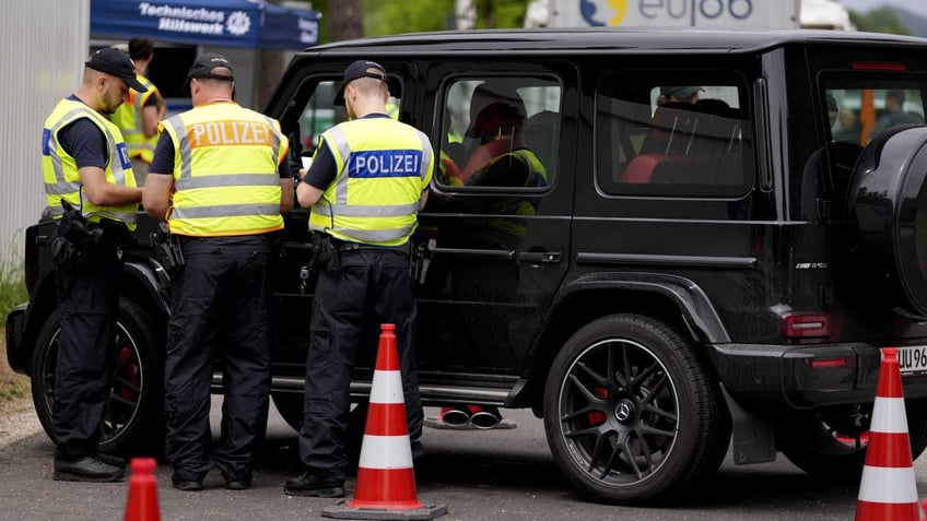 German police officers at Austria Germany checkpoint