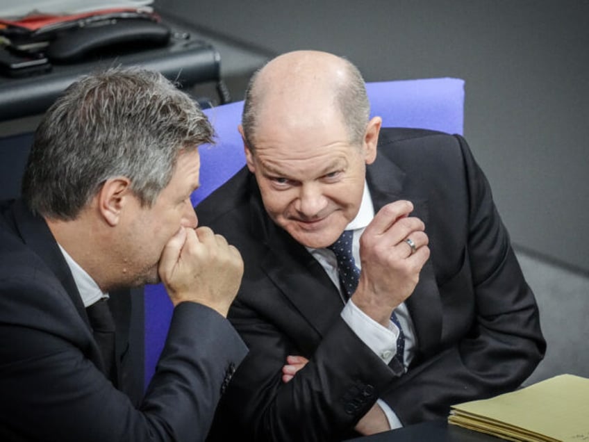 13 December 2023, Berlin: Robert Habeck (l, Alliance 90/The Greens), Federal Minister for Economic Affairs and Climate Protection, and Federal Chancellor Olaf Scholz (SPD) take part in the meeting after the government statement in the Bundestag. During the night, the coalition parties agreed on a federal budget for the year …