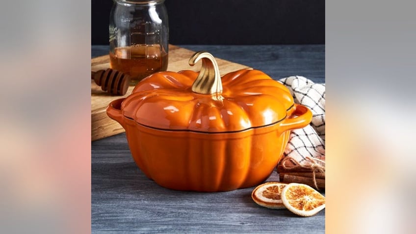 Decorate your kitchen and cook gourmet meals with this Dutch oven. 