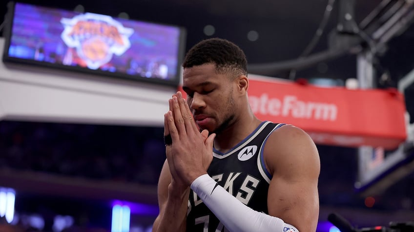 Giannis praying