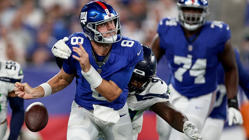 giants brian daboll tosses tablet in disgust after showing daniel jones interception footage