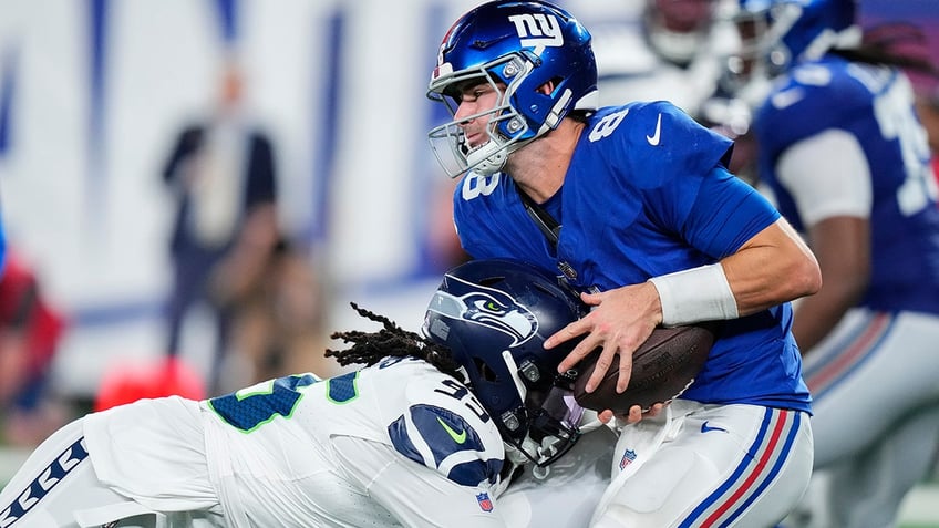 giants brian daboll tosses tablet in disgust after showing daniel jones interception footage