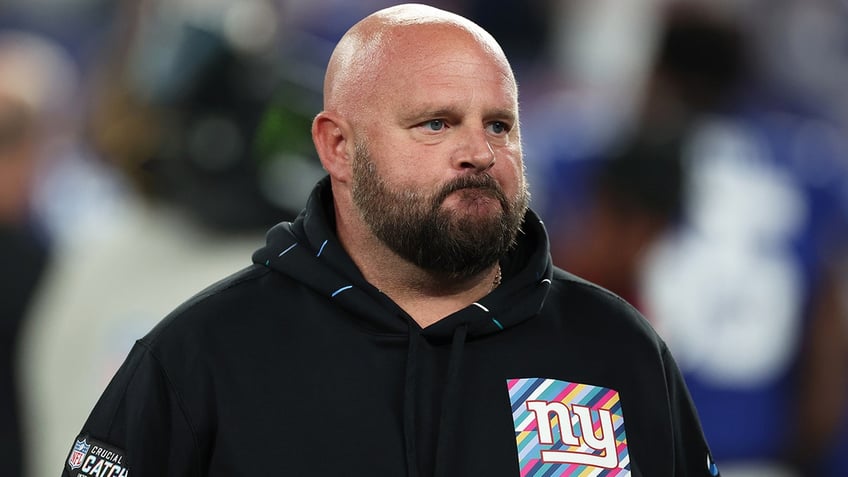 giants brian daboll tosses tablet in disgust after showing daniel jones interception footage