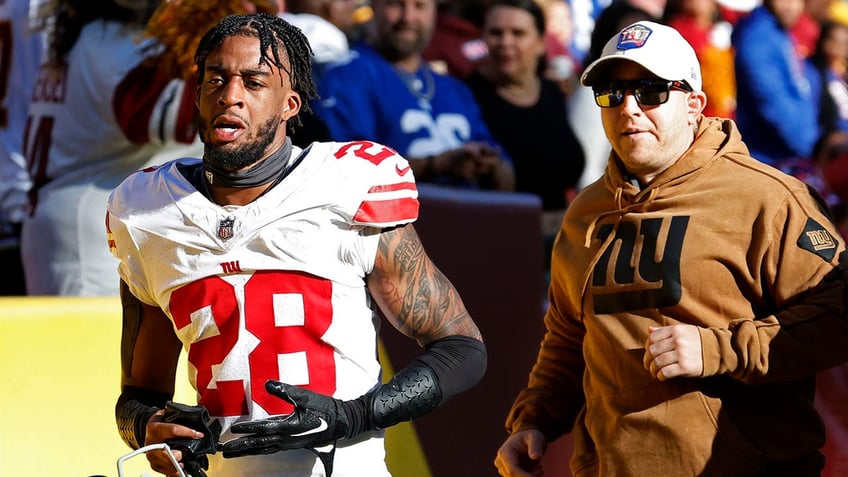 giants commanders fight leads 2 players to be ejected in wild scene between division rivals