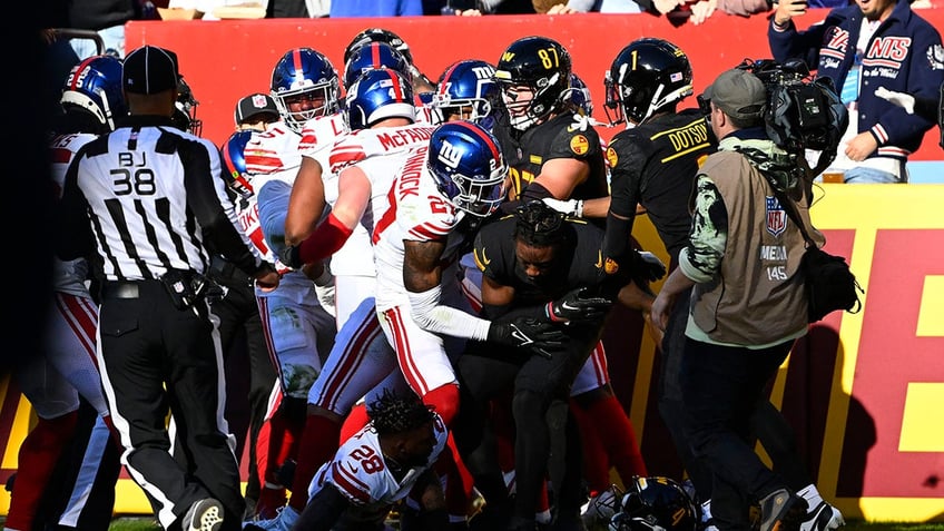 giants commanders fight leads 2 players to be ejected in wild scene between division rivals