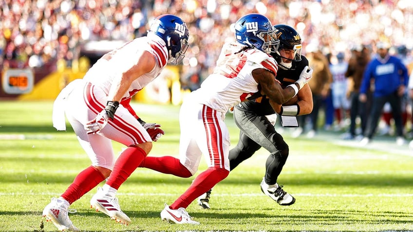 giants commanders fight leads 2 players to be ejected in wild scene between division rivals