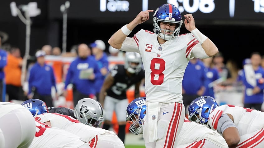 giants daniel jones suffers torn acl season likely over for star qb